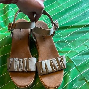 Toms Tan Ruffle Strap Sandals